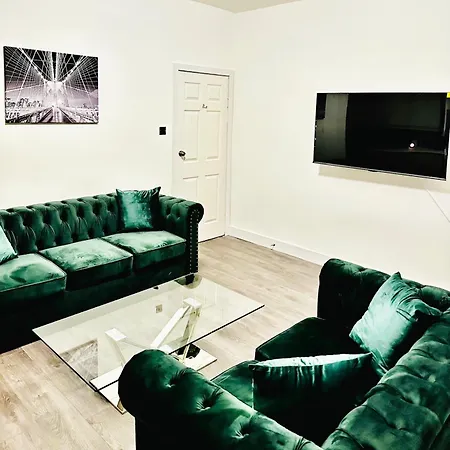 Spacious Leeds Terrace House With 5 Bedrooms *