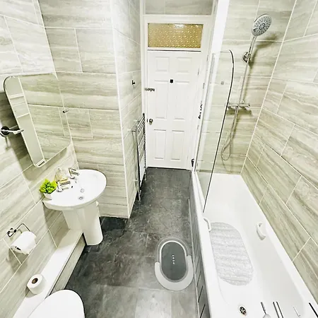 Holiday home Spacious Leeds Terrace House With 5 Bedrooms