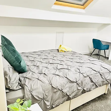 Spacious Leeds Terrace House With 5 Bedrooms *